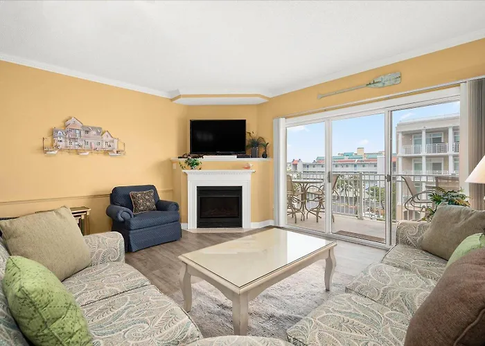 3 Bedroom Uptown Island Breeze Unit With Pool! Holiday home