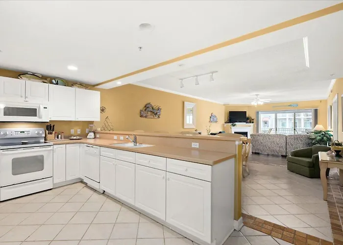 3 Bedroom Uptown Island Breeze Unit With Pool! Holiday home *