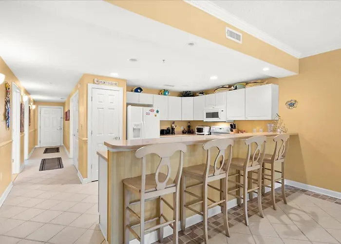3 Bedroom Uptown Island Breeze Unit With Pool! Holiday home