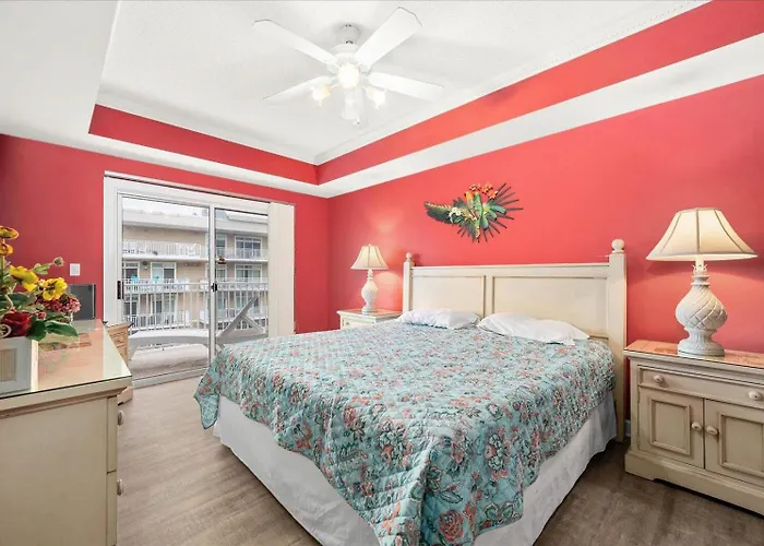 Holiday home 3 Bedroom Uptown Island Breeze Unit With Pool!