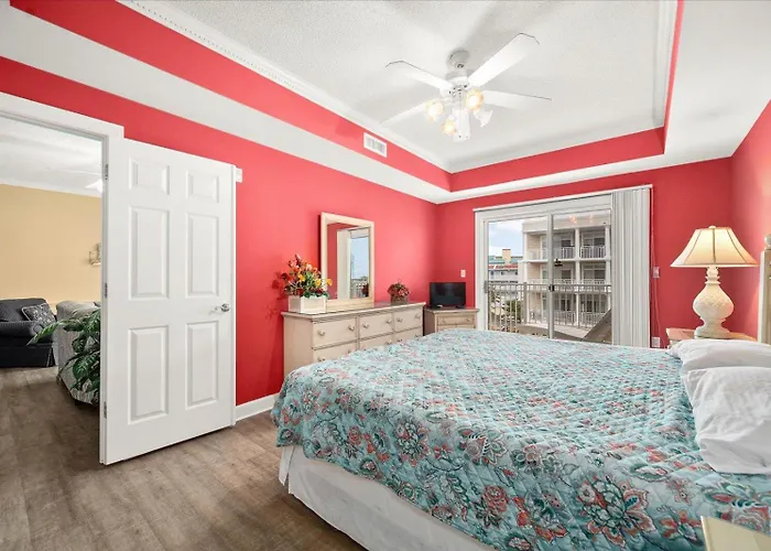 3 Bedroom Uptown Island Breeze Unit With Pool! Holiday home