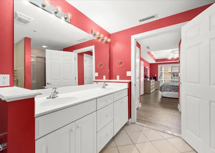 3 Bedroom Uptown Island Breeze Unit With Pool!