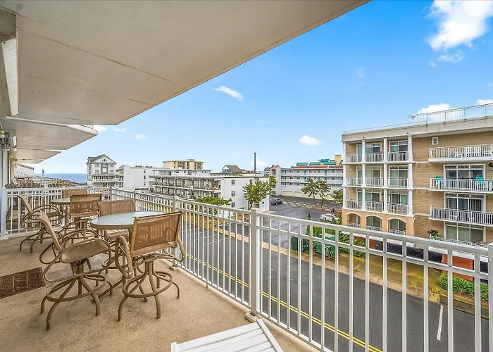 Holiday home 3 Bedroom Uptown Island Breeze Unit With Pool! *