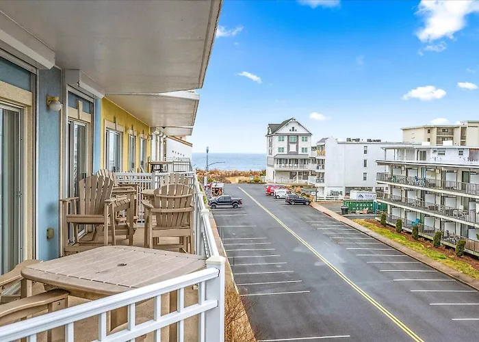 3 Bedroom Uptown Island Breeze Unit With Pool! *