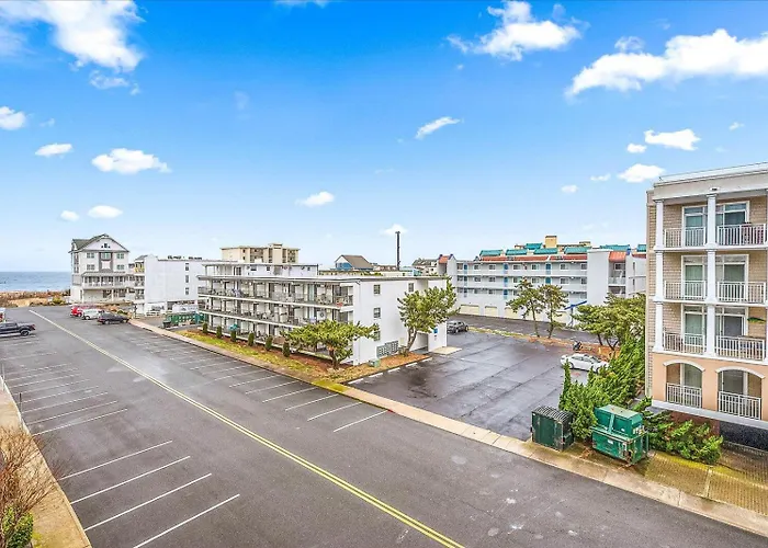 3 Bedroom Uptown Island Breeze Unit With Pool! Holiday home