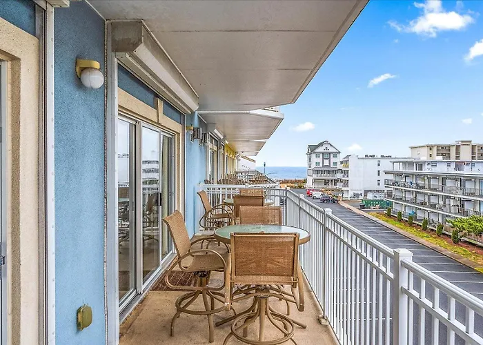 3 Bedroom Uptown Island Breeze Unit With Pool! Holiday home