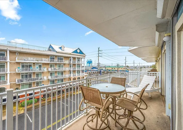 3 Bedroom Uptown Island Breeze Unit With Pool!