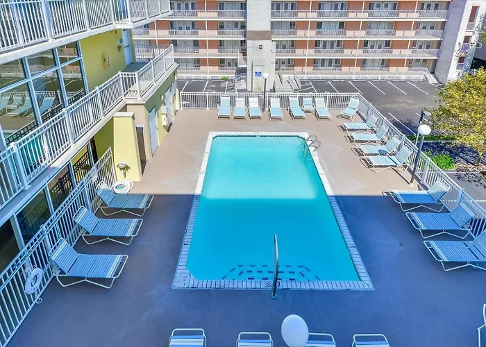 3 Bedroom Uptown Island Breeze Unit With Pool! Holiday home