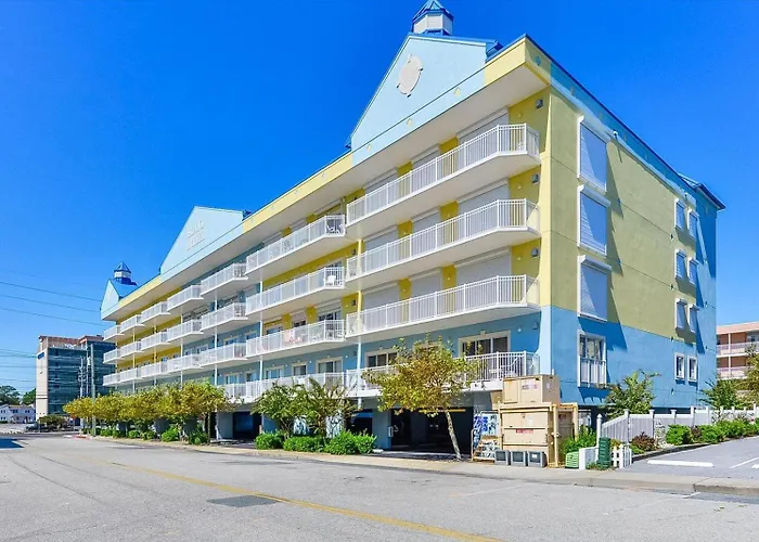 3 Bedroom Uptown Island Breeze Unit With Pool! Holiday home